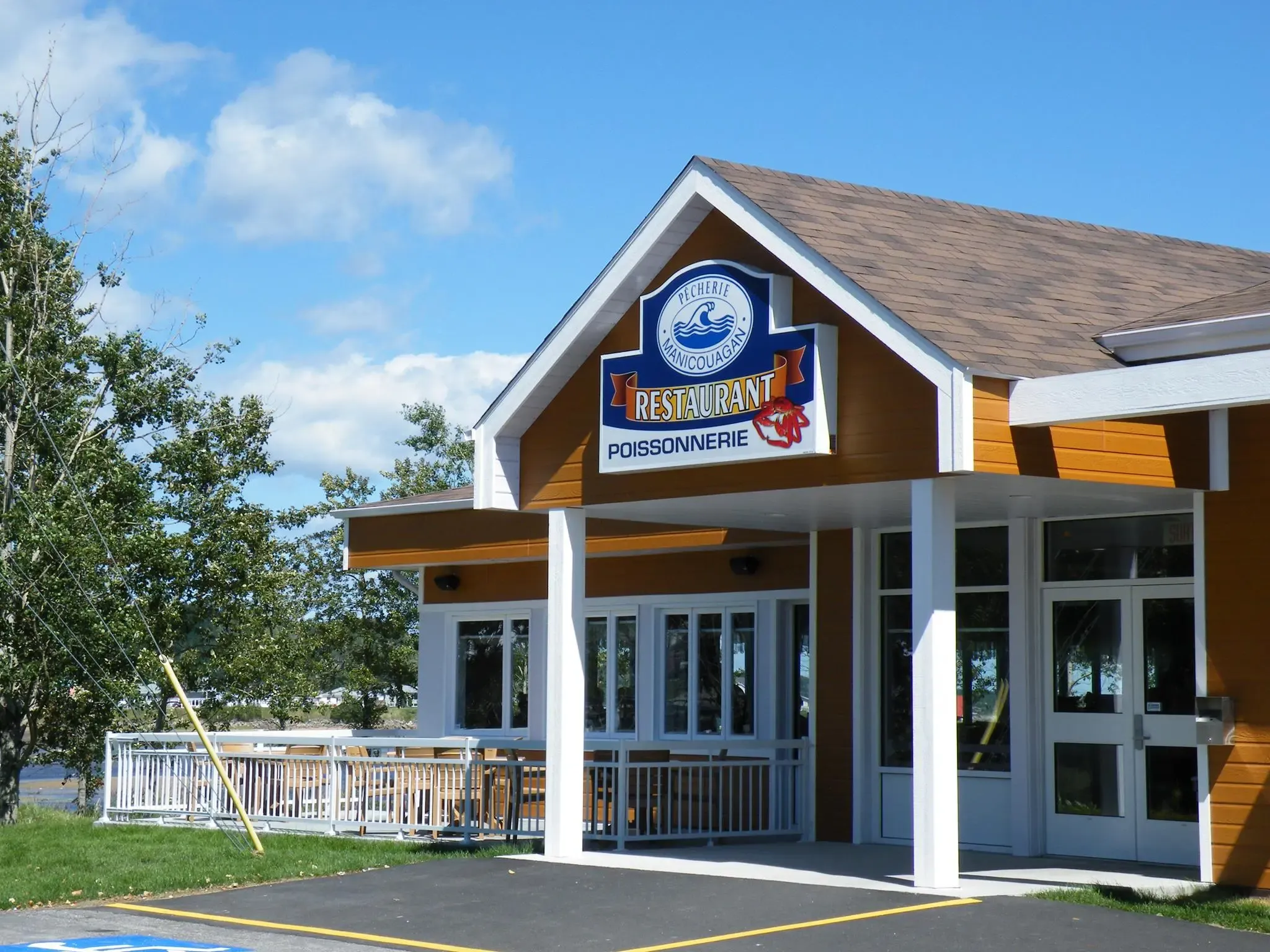 Exterior view of the Poissonnerie Les Escoumins restaurant façade