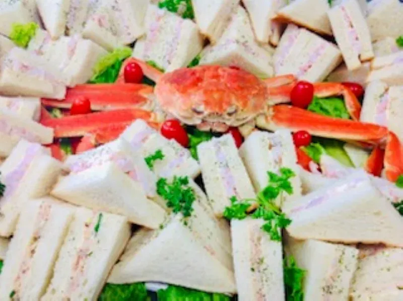 Plateau de sandwichs traditionnels garni d'un crabe des neiges, buffet canadien Les Escoumins