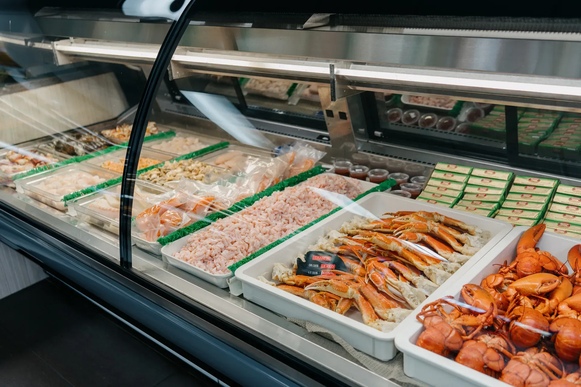 Comptoir de fruits de mer avec homards et crevettes sur glace, Poissonnerie Les Escoumins