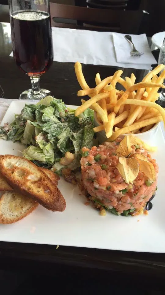 Tartare de saumon frais servi avec salade et frites, Plateau de tartares Les Escoumins