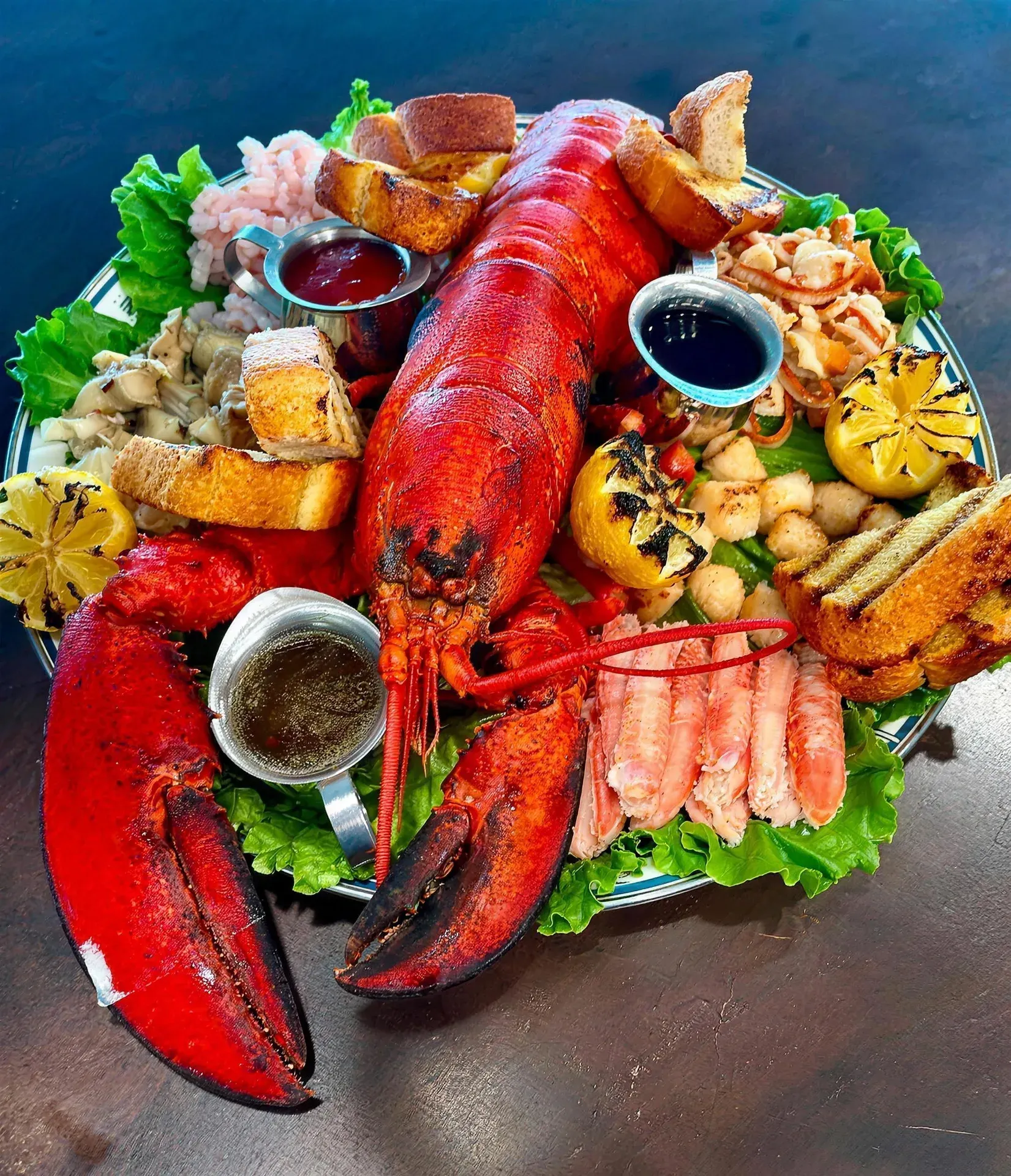 Trésor du large : homard entier, sections de crabe, pétoncles, crevettes et pain grillé